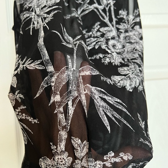 Aritzia Babaton Sheer 100% Silk Black Floral Print Blouse Size L - Picture 3 of 4